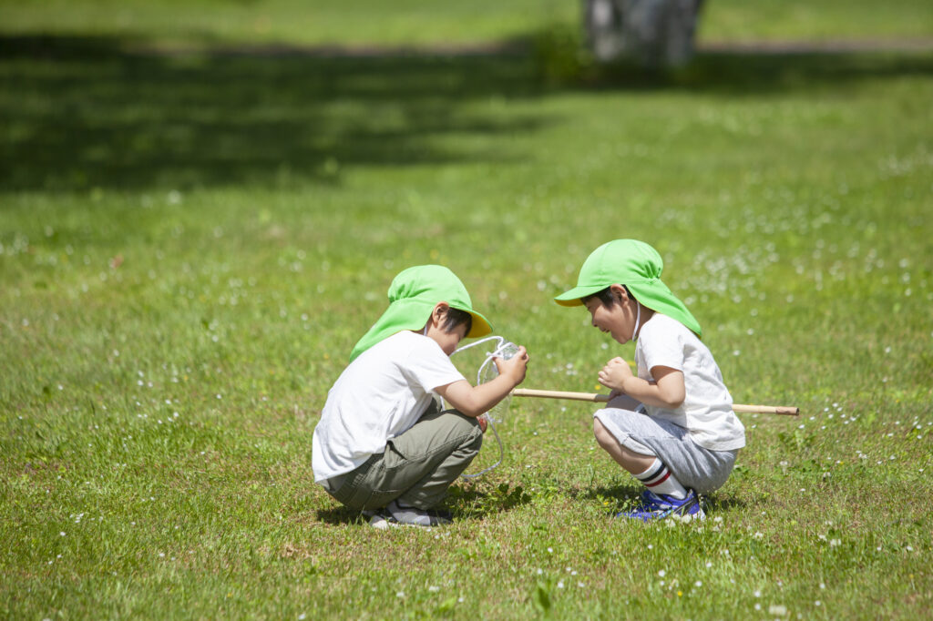 芝生で遊ぶ幼児